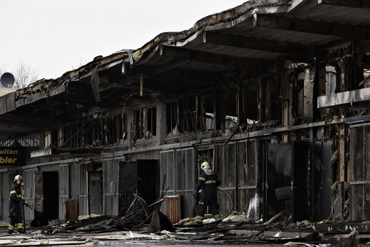 kraftigt. Den kraftige brand i Bazar Vest brød ud kl. 5 i morges og raserede denne del af butikscenteret totalt. 