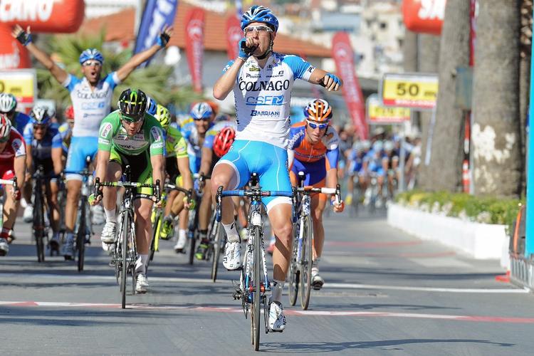 jubel. Italieneren Sacha Modolo jubler over etapesejren i Tyrkiet Rundt, italieneren Sacha Modolo. Manden der jubler nede i feltet er holdkammeraten Marco Coledan, der kørte ham frem i spurten, mens rytteren i grønt er den australske VM-sølvvinder Matthew Goss, der noteredes for den fjerde andenplads i løbet. Foto: Tyrkiet Rundt 