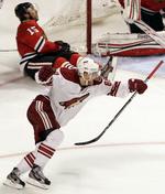 Yes! Mikkel Bødker  jubler efter at have gjort de til 3-2 for sit hold Phoenix Coyotes mod nashville Predators. 