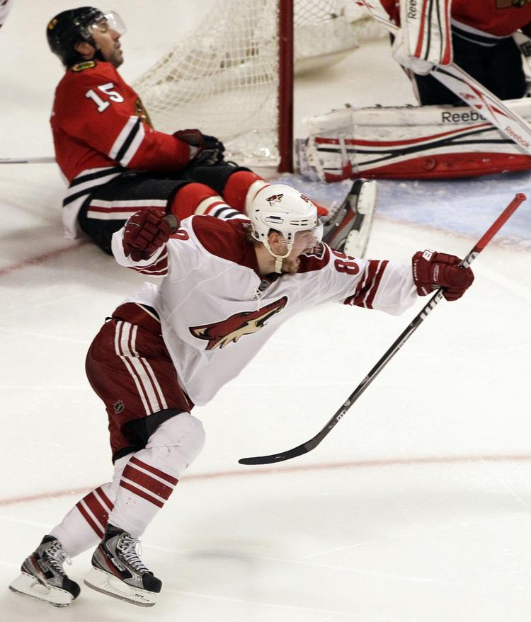 Yes! Mikkel Bødker  jubler efter at have gjort de til 3-2 for sit hold Phoenix Coyotes mod nashville Predators. 