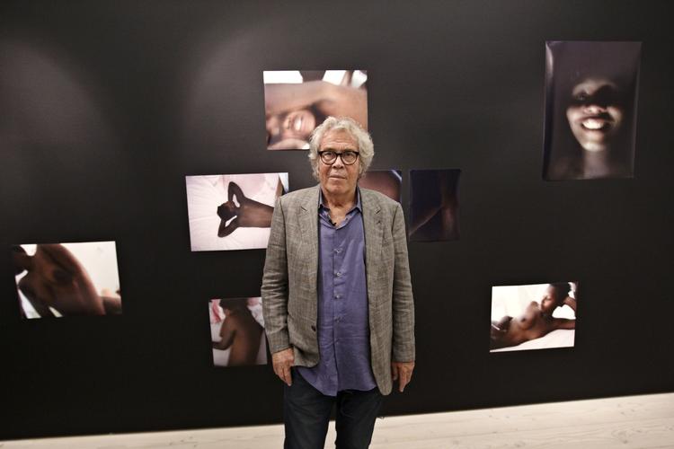 Naivitet.  Christian Friis Bach mener, at Jørgen Leths udstilling kan være med til at legitimere rige, hvide mænds udnyttelse af fattige kvinder. 