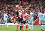 oppe. Den tidligere FCK-lejesvend, Jos Hooiveld (midt) har scoret for Southampton i dagens kamp, der sikrede klubben tilbagevenden til toppen af engelsk fodbold. 