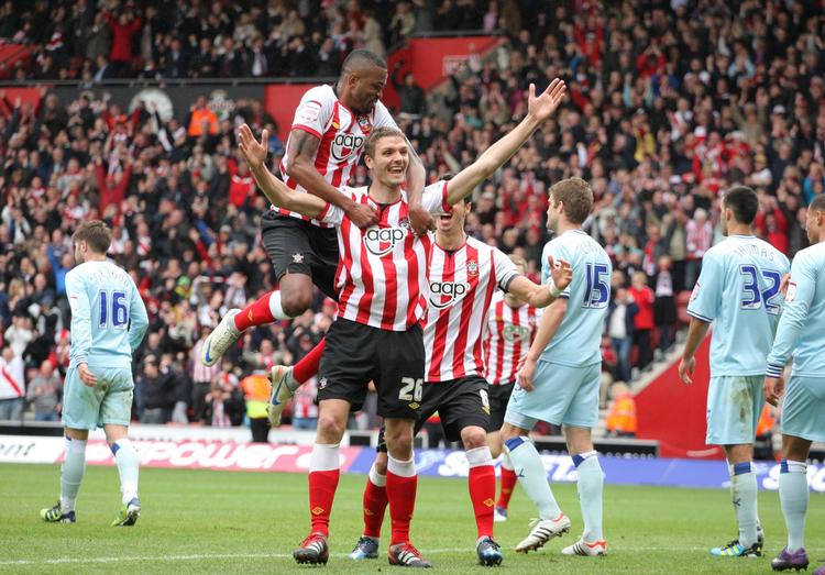 oppe. Den tidligere FCK-lejesvend, Jos Hooiveld (midt) har scoret for Southampton i dagens kamp, der sikrede klubben tilbagevenden til toppen af engelsk fodbold. 