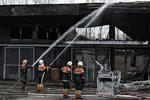 Dødsbrand. Brandfolk måtte kæmpe i timevis med flammerne i Bazar Vest. 