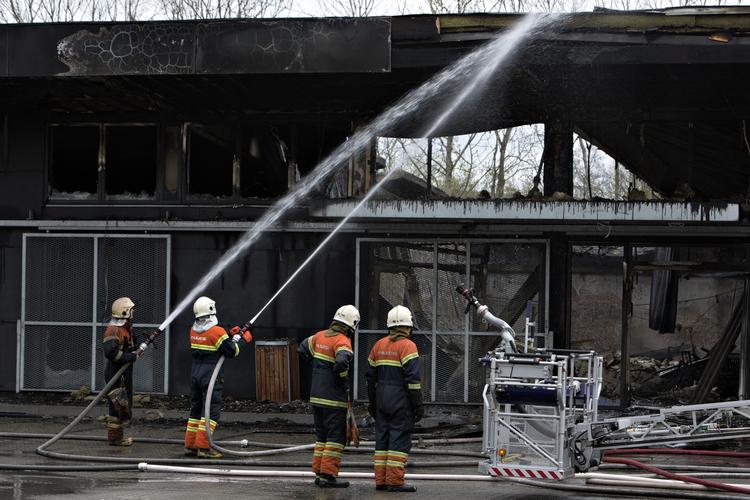 Dødsbrand. Brandfolk måtte kæmpe i timevis med flammerne i Bazar Vest. 