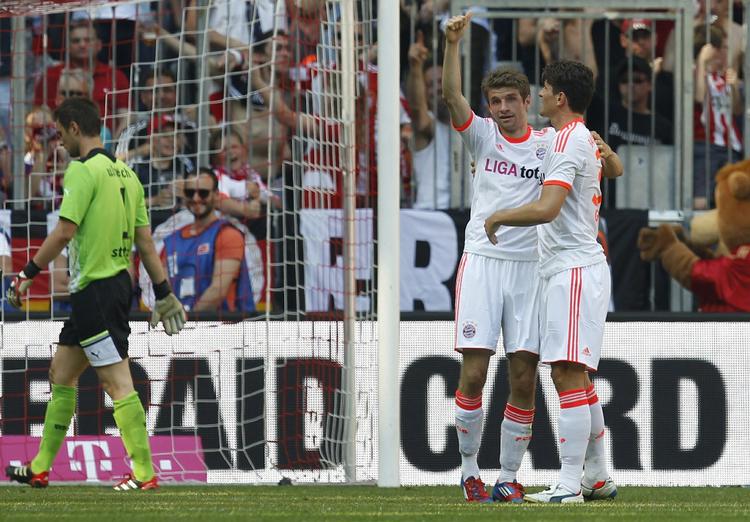 reserver. Mario Gomez (th) var en af de få normale førstevalg på banen for banen, men Thomas Müller (tv) blev skiftet ind og scorede for Bayern. 