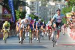 nervepirrende. Iljo Keisse (th) kom på cyklen og nåede netop over stregen foran feltet med Marcel Kittel (i hvidt) på andenpladsen. Foto: Tyrkiet Rundt 