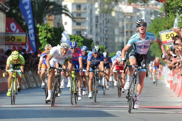 nervepirrende. Iljo Keisse (th) kom på cyklen og nåede netop over stregen foran feltet med Marcel Kittel (i hvidt) på andenpladsen. Foto: Tyrkiet Rundt 
