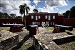 Forfald. Her er danske og lokale murere ved at restaurere Fort Frederik i 2005. Siden da har det tropiske klima dog sat tydelige spor på den gamle facade. 