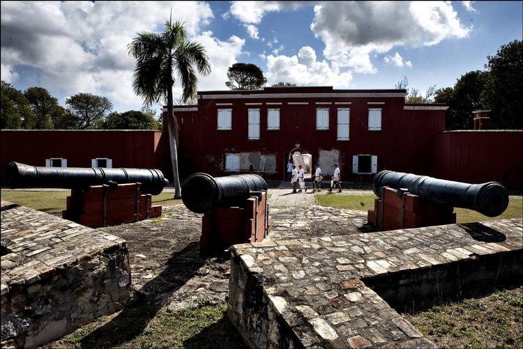 Forfald. Her er danske og lokale murere ved at restaurere Fort Frederik i 2005. Siden da har det tropiske klima dog sat tydelige spor på den gamle facade. 