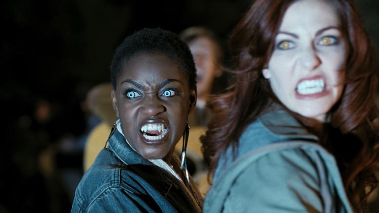 blodigt. Vampyrerne har fået bid i de unge. 