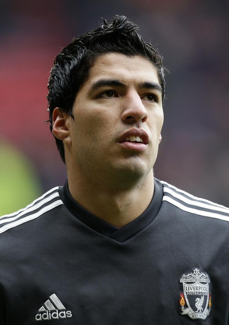 hattrick. Luis Suarez var ustyrlig, da Liverpool slog Norwich. Og angriberen måtte tage kampbolden med hjem. 
