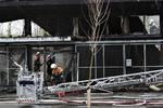 Dødsbrand. Brandfolk måtte kæmpe i timevis med flammerne i Bazar Vest, før teknikere kunne komme ind i bygningen og finde den omkomne. 