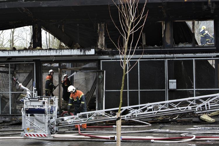 Dødsbrand. Brandfolk måtte kæmpe i timevis med flammerne i Bazar Vest, før teknikere kunne komme ind i bygningen og finde den omkomne. 