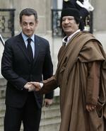 Valgkamp.  Her mødes Moamar Gaddafi og Nicolas Sarkozy ved en officiel lejlighed i Paris.  Nicolas Sarkozy har fortsat svært med at slippe for rygter om, at hans valgkamp i 2007 blev finansieret af Gaddafi. 