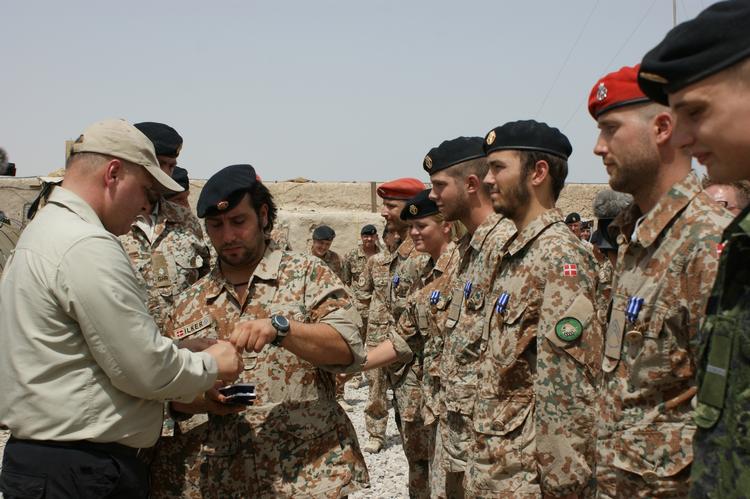 Ministerbesøg. Søren Gade besøgte i sommeren 2009 soldaterne i Helmand. Omkring det tidspunkt var et af de store spørgsmål, hvad der skulle ske med Armadillo. 