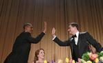 klask! Barack Obama udveksler en 'høj fem' med komikeren Jimmy Kimmel, hen over hovedet på Caren Bohan, Reuters-journalist og formand for klubben af journalister ved Det Hvide Hus. 