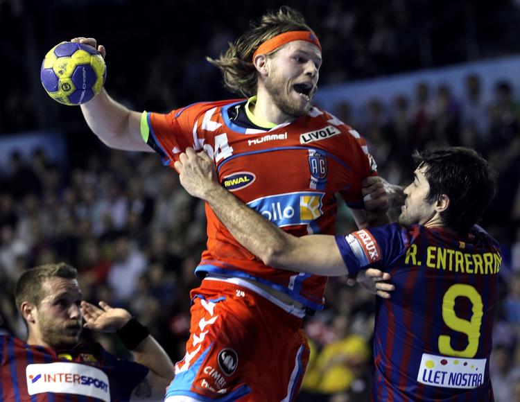 Angreb. Barcelona-forsvaret var opmærksomt på Mikkel Hansen, men helt stoppe ham kunne det ikke. 