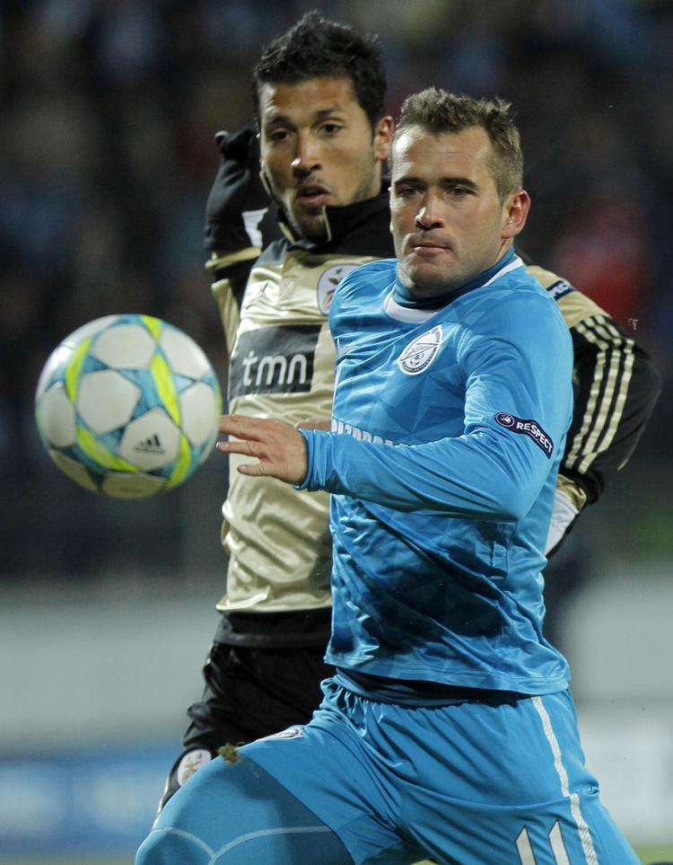 Mesterligaklar. Aleksandr Kerzhakov (forrest) scorede til 2-0 i Zenits sejr over Dynamo og er således klar til endnu en tørn i Champions League, hvor russerne i denne sæson nåede helt frem til 1/8-finalerne, hvor de dog tabte til Benfica. 