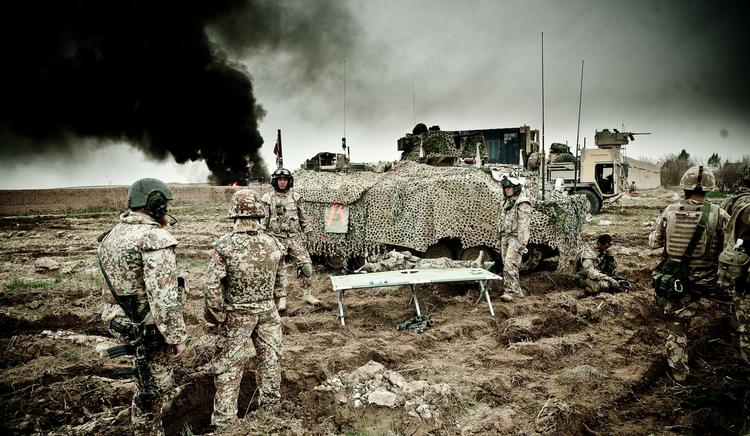 Frontlinje. Bevæbnede Talebankrigere og vejsidebomber gjorde området omkring militærbasen Armadillo dødsensfarligt. 