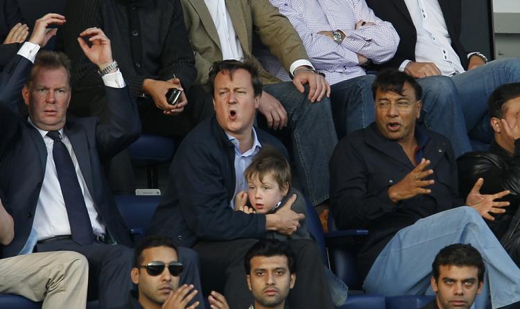 berigende. Det er ikke gået ud over Lakshmi Mittals formue, at David Cameron er kommet til magten og har indført flere sparekure. Her ses den indisk fødte rigmand (th.) og premierministeren ved en fodboldkamp sidste år. 