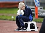 Neeeeej. En bolddreng på Lyngby Stadion ærgrede sig over, at Lyngby misbrugte en af de få muligheder, de havde i de første 45 minutter. 