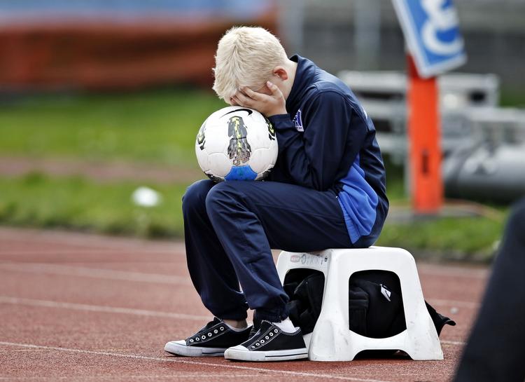 Neeeeej. En bolddreng på Lyngby Stadion ærgrede sig over, at Lyngby misbrugte en af de få muligheder, de havde i de første 45 minutter. 