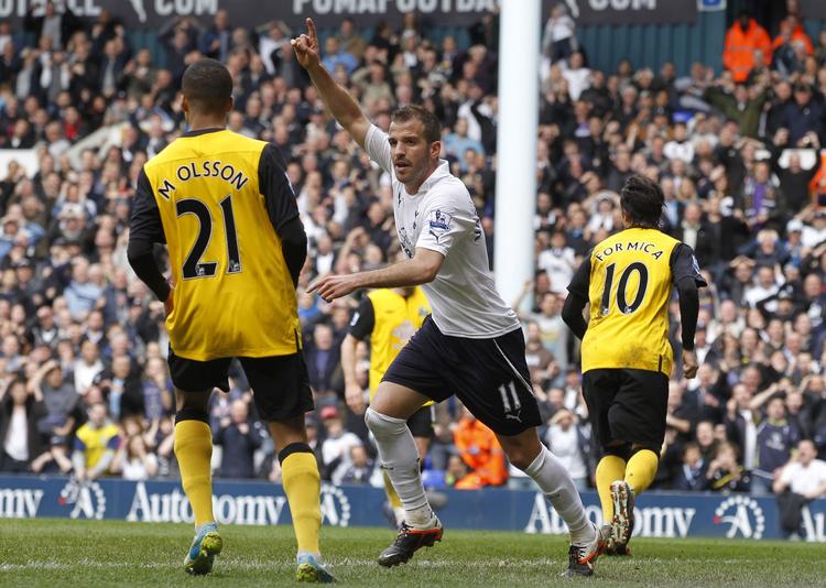 Målscorer. Rafael Van der Vaart jubler over sit føringsmål. 