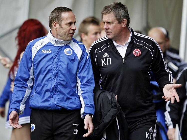 Superliga. »Hvad skete der?«, synes Kent Nielsen at spørge træner-kollega Carsten V. Jensen om. 