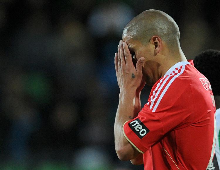 Øv. Benfica-spilleren Maxi Pereira græmmede sig efter det uafgjorte resultat. 