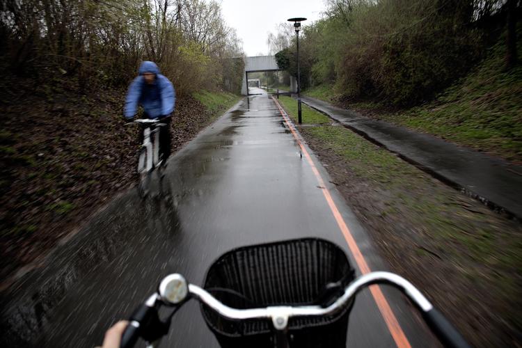 modvind. Den første cykelsupersti mellem Albertslund og Vesterport Station er netop indviet, men der kommer til at gå en længere årrække, før resten af de planlagte stier er klar. 