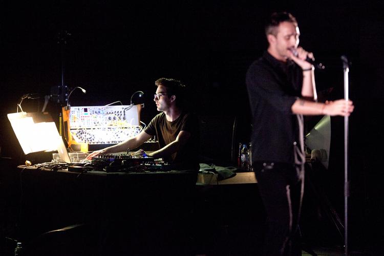 Beat. 20-årige Mike Sheridan var armeret med 200 kilo sær percussion, gamle synthesizere og et orgel af glas i DR's koncertsal. 