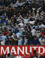 ydmyget. City-fans viser United ryggen på mestrenes egen bane tidligere på sæsonen, da Manchester City slog Manchester United med imponerende 6-1. 
