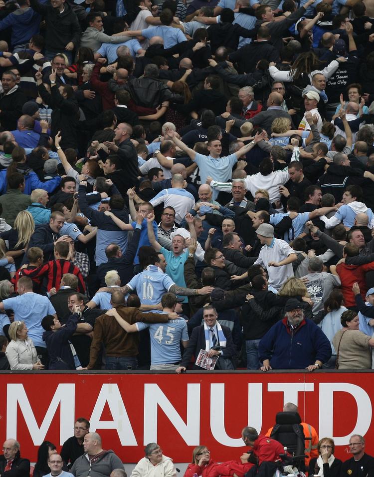 ydmyget. City-fans viser United ryggen på mestrenes egen bane tidligere på sæsonen, da Manchester City slog Manchester United med imponerende 6-1. 