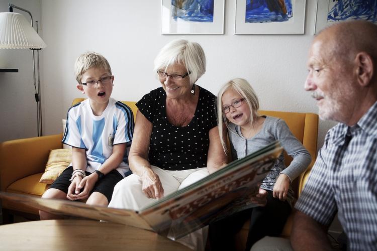 Fertilitet. Billedet her forestiller bedsteforældre. Men med ny amerikansk teknologi i brug, kunne de i princippet have været børnenes forældre. (arkivfoto) 