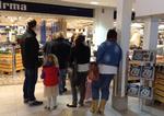 dankort-kø. Irma i Amager Centret. Mange butikker i centret fik problemer med deres dankortterminaler. 