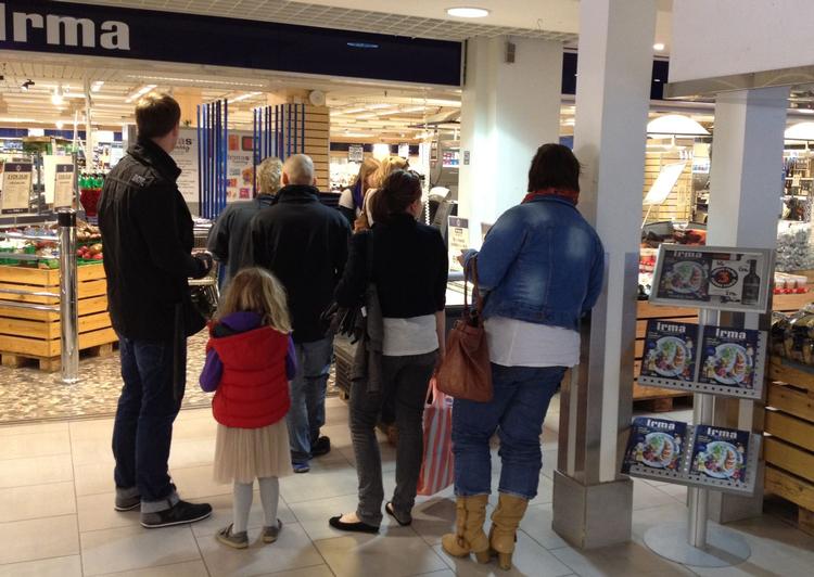 dankort-kø. Irma i Amager Centret. Mange butikker i centret fik problemer med deres dankortterminaler. 