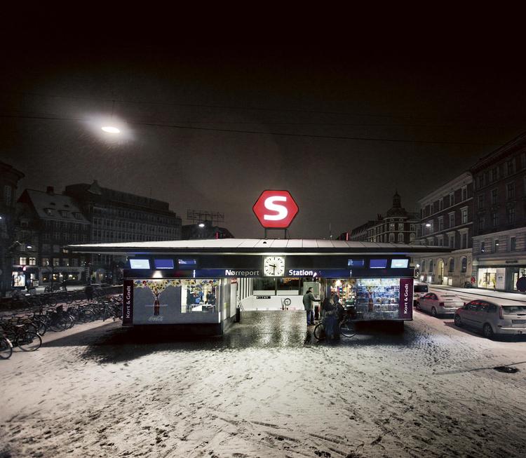 POST-MYLDRETID. En vinterklædt og tyst udgave af Nørreport Station. 