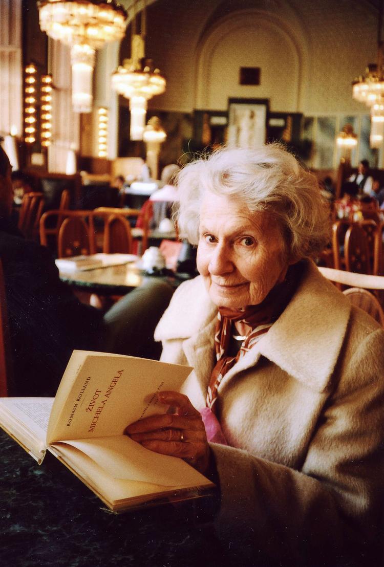 Flittig. Heda Margolius Kovály var en litterær oversætter i tressernes Prag. Hun oversatte bl.a. John Steinbeck, Saul Bellow, Heinrich Böll og Raymond Chandler. Hun døde i 2010. 