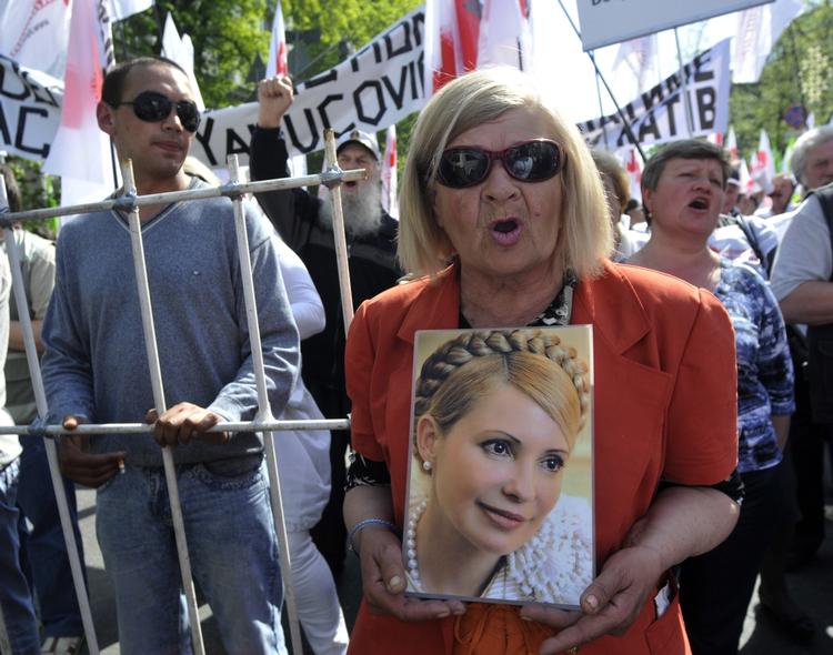 Boykot. De kritisable forhold, som oppositionslederen i Ukraine, Julia Timosjenko, er udsat for i fængslet får mange europæiske politikere til at opfordre til boykot af EM i fodbold. 