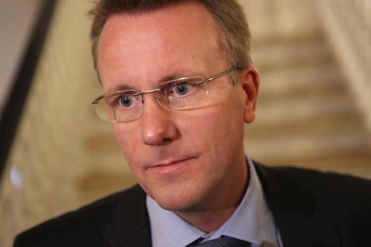 Svada. Èn gruppe fortsætter dog som intet var hændt. Bankdirektørerne. Her fortsætter lønfesten«, siger justitsminister MNorten Bødskov (S) i sin tale. 