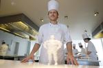 Hæder. Verdens bedste kok Rasmus Kofoed kan skrive endnu en ærefuld ting på cv'et. Hans restaurant Geranium er nu med på listen 'The Worlds 50 Best Restaurants'. 