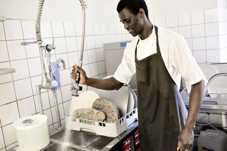 Comeback. Ali Sonko står til daglig i Nomas lille opvask. Mandag aften var det ham, der første ordet, da restauranten blev kåret til verdens bedste for tredje år i træk. (arkivfoto) 