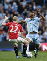 anfører. Vincent Kompany (tv) blev matchvinder for Manchester City og fik efter kampen et knus og en fransk lovprisning af hjemlandet Belgien fra rockstjernen Liam Gallagher. 
