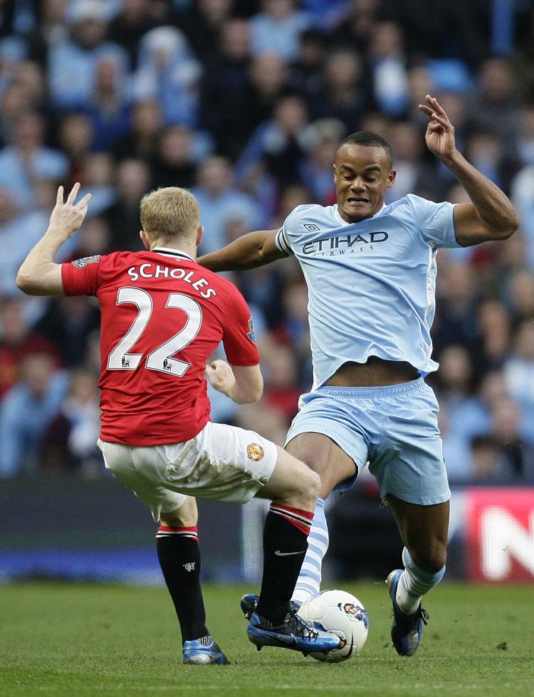 anfører. Vincent Kompany (tv) blev matchvinder for Manchester City og fik efter kampen et knus og en fransk lovprisning af hjemlandet Belgien fra rockstjernen Liam Gallagher. 