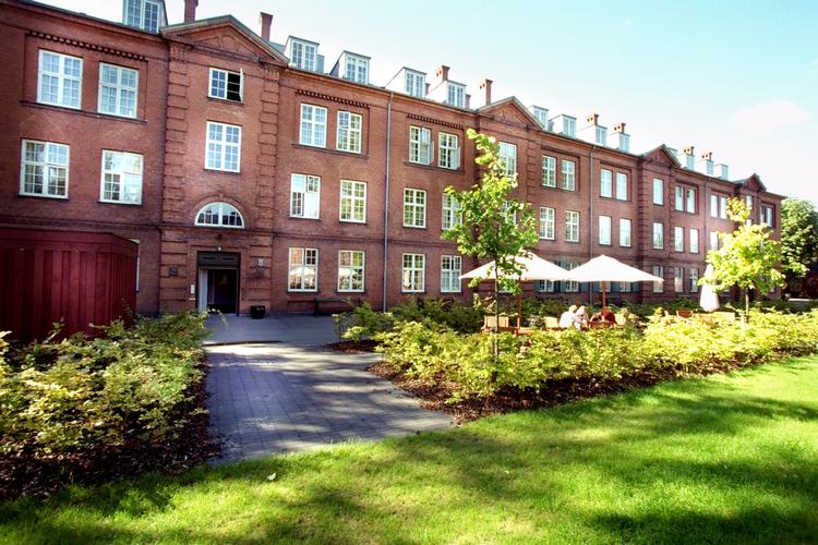 Splid. De Gamles By på Nørrebro huser plejehjem, daginstitutioner og plejeboliger. Samt et grønt område, som naboerne kæmper for med næb og kløer. 