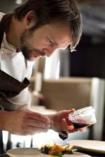 Populært. René Redzepis køkken på Noma med nordiske råvarer i særklasse  går sin sejrsgang verden over. Gastronomien på stedet sætter fokus på beherskelse af de mindste detaljer, og alle retter tager lang, lang tid at forberede. 