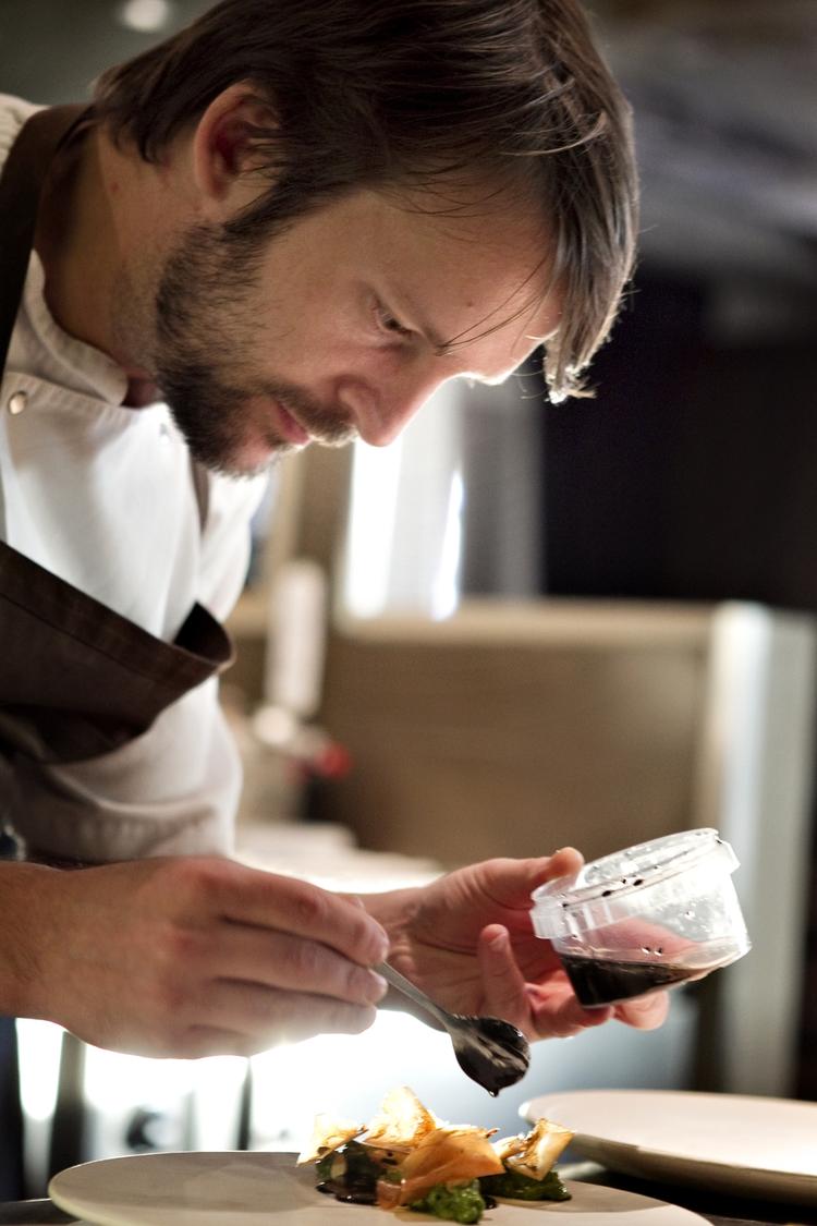 Populært. René Redzepis køkken på Noma med nordiske råvarer i særklasse  går sin sejrsgang verden over. Gastronomien på stedet sætter fokus på beherskelse af de mindste detaljer, og alle retter tager lang, lang tid at forberede. 