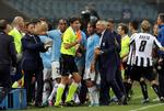 fløjtelyde. Lazios træner Edy Reja (midt) råber efter dommer Mauro Bergonzi, som fik gang i kortene i en tumultagtig afslutning på opgøret mellem Lazio og Udinese. 