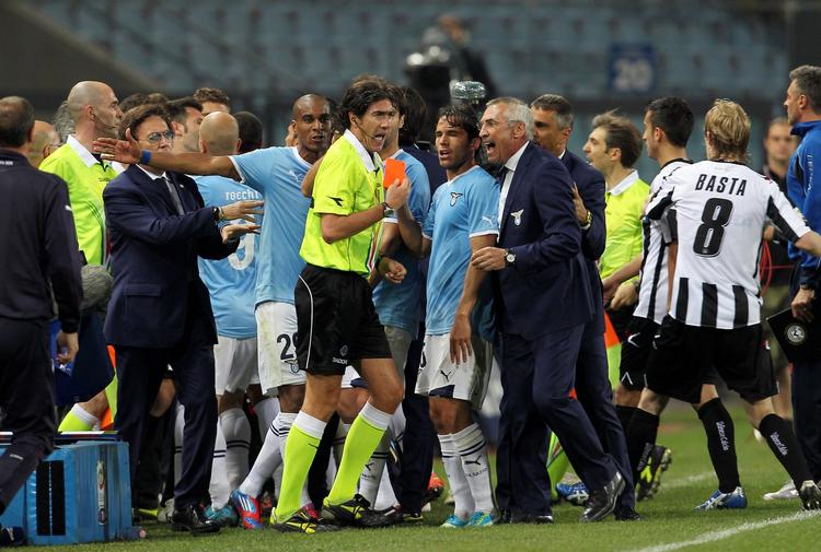 fløjtelyde. Lazios træner Edy Reja (midt) råber efter dommer Mauro Bergonzi, som fik gang i kortene i en tumultagtig afslutning på opgøret mellem Lazio og Udinese. 